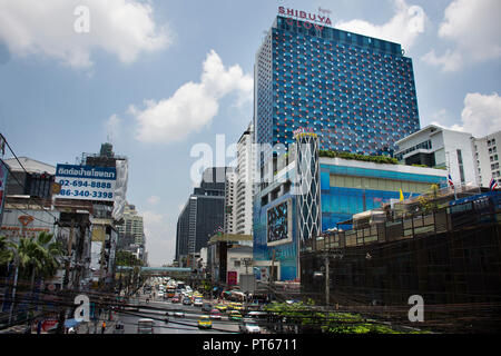 Thais fahren und reiten Sie auf Retchaburi Straße mit Stau in der Nähe von Pratunam Markt und Platinum Fashion Mall an der Stadt Bangkok am 24. April 2018 in Ban Stockfoto