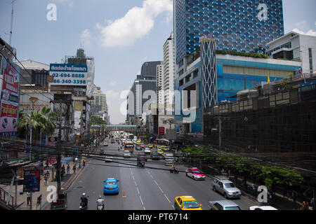 Thais fahren und reiten Sie auf Retchaburi Straße mit Stau in der Nähe von Pratunam Markt und Platinum Fashion Mall an der Stadt Bangkok am 24. April 2018 in Ban Stockfoto