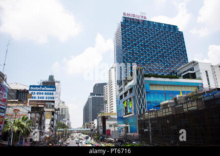 Thais fahren und reiten Sie auf Retchaburi Straße mit Stau in der Nähe von Pratunam Markt und Platinum Fashion Mall an der Stadt Bangkok am 24. April 2018 in Ban Stockfoto