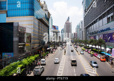 Thais fahren und reiten Sie auf Retchaburi Straße mit Stau in der Nähe von Pratunam Markt und Platinum Fashion Mall an der Stadt Bangkok am 24. April 2018 in Ban Stockfoto