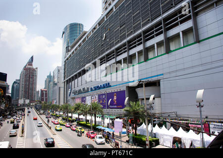 Thais fahren und reiten Sie auf Retchaburi Straße mit Stau in der Nähe von Pratunam Markt und Platinum Fashion Mall an der Stadt Bangkok am 24. April 2018 in Ban Stockfoto