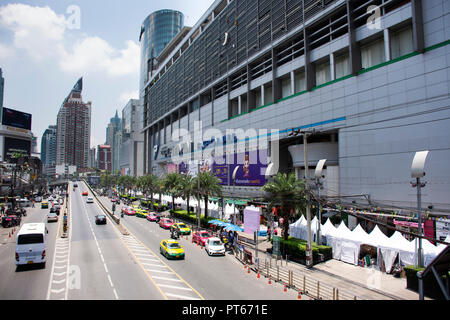 Thais fahren und reiten Sie auf Retchaburi Straße mit Stau in der Nähe von Pratunam Markt und Platinum Fashion Mall an der Stadt Bangkok am 24. April 2018 in Ban Stockfoto