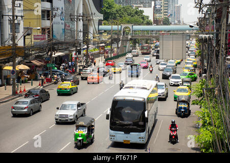 Thais fahren und reiten Sie auf Retchaburi Straße mit Stau in der Nähe von Pratunam Markt und Platinum Fashion Mall an der Stadt Bangkok am 24. April 2018 in Ban Stockfoto