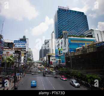 Thais fahren und reiten Sie auf Retchaburi Straße mit Stau in der Nähe von Pratunam Markt und Platinum Fashion Mall an der Stadt Bangkok am 24. April 2018 in Ban Stockfoto