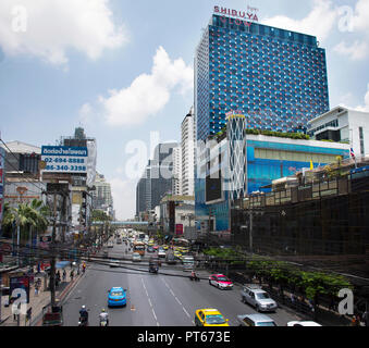 Thais fahren und reiten Sie auf Retchaburi Straße mit Stau in der Nähe von Pratunam Markt und Platinum Fashion Mall an der Stadt Bangkok am 24. April 2018 in Ban Stockfoto