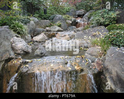 Japanischer Garten Wasserfall Stockfoto