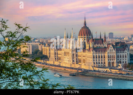 Luftbild des Budapester Parlament andt die Donau bei Sonnenuntergang, Ungarn Stockfoto