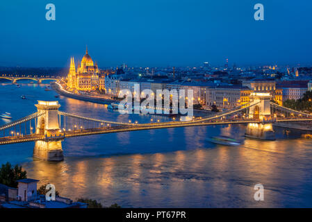 Luftbild des Budapester Parlament und der Kettenbrücke über die Donau in der Nacht, Ungarn Stockfoto