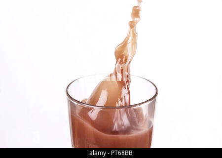 Schokolade trinken Spritzen in ein Trinkglas Stockfoto