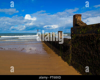 Auf groyns Sheringham Beach, Norfolk, Großbritannien Stockfoto