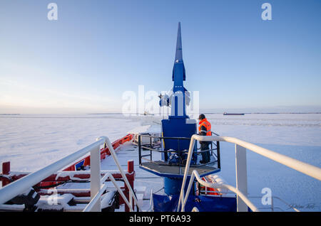 Der Eisbrecher Schiff gefangen im Eis versucht zu brechen und verlassen die Bucht zwischen den Gletschern Stockfoto