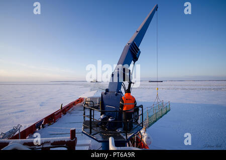 Der Eisbrecher Schiff gefangen im Eis versucht zu brechen und verlassen die Bucht zwischen den Gletschern Stockfoto