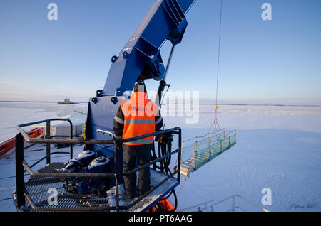 Der Eisbrecher Schiff gefangen im Eis versucht zu brechen und verlassen die Bucht zwischen den Gletschern Stockfoto