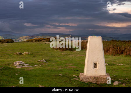 Die trigpoint auf Birkrigg fiel oben Ulverston mit Hoad Hügel in der Ferne. Stockfoto