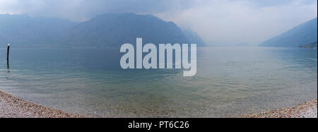 Blick auf den Sonnenuntergang mit Nebel am Gardasee, Lombardei, Italien Stockfoto