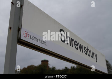 Bahnhof Shrewsbury in England Zeichen gegen einen grauen Himmel Übersicht Transport für Wales Marke durch die neue Bahn Fahrer Keolis Amey. Stockfoto