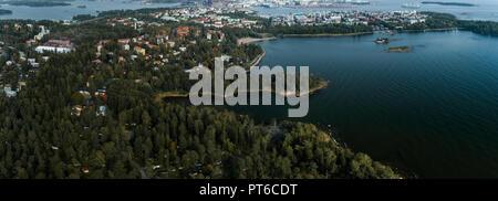 Blick vom Himmel von Lauttasaari, einem Stadtteil von Helsinki, umgeben von Wasser, Finnland Stockfoto