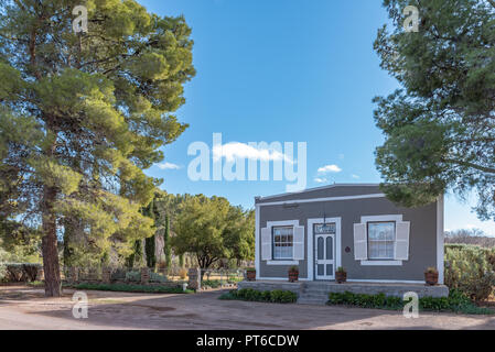 LOXTON, SÜDAFRIKA, August 7, 2018: eine Straße, Szene, mit einem historischen Haus, in Loxton in der Northern Cape Provinz Stockfoto