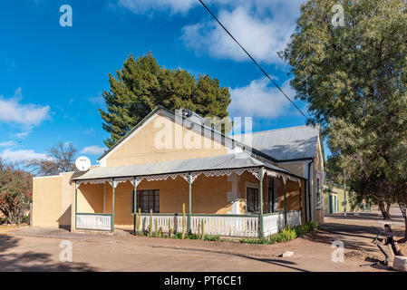 LOXTON, SÜDAFRIKA, August 7, 2018: eine Straße, Szene, mit einem historischen Haus, in Loxton in der Northern Cape Provinz Stockfoto