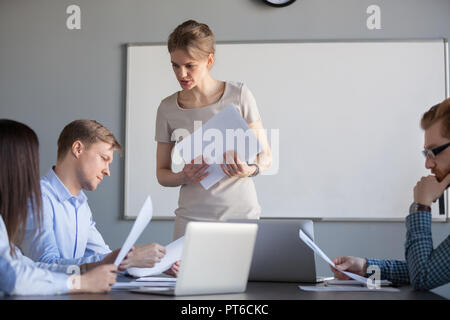 Ernsthafte weibliche Führer diskutieren Ergebnisse lesen Financial Repor Stockfoto