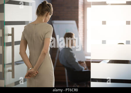 Ansicht von hinten bei nervösen Frau warten Vorbereitung Rede zur Hauptversammlung Stockfoto