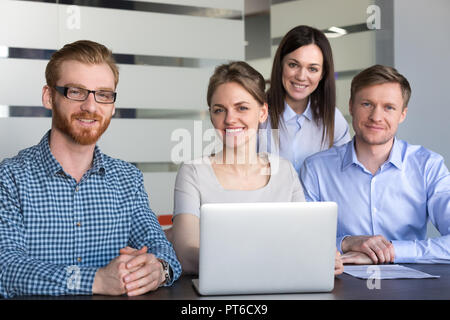 Lächelnd tausendjährigen professionelle Leute mit weiblichen leader team p Stockfoto
