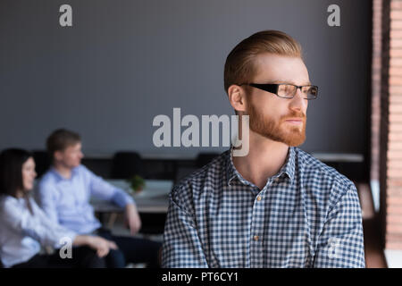 Nachdenklich ernsten Geschäftsmann weg schauen Denken der Zukunft b Stockfoto
