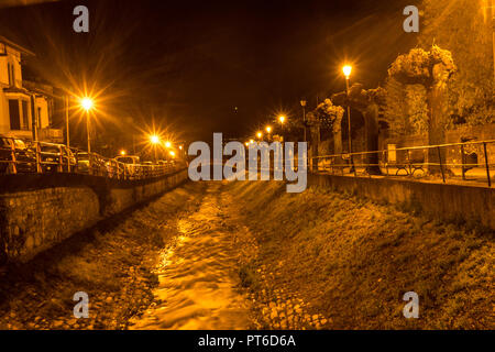 Italien, Varenna, Comer See, ein Strom, das in einen Pfad in der Nacht Stockfoto