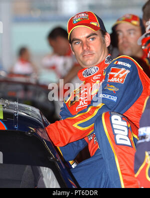 NASCAR Nextel Cup Fahrer Jeff Gordon klettert in sein Auto für die erste Übung auf dem Homestead-Miami Speedway, in Homestead, Florida, am 18. November 2005. Stockfoto