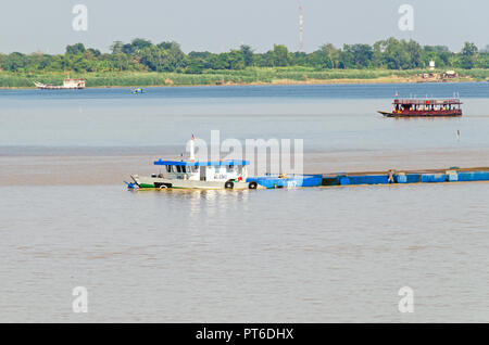 Phnom Penh, Kambodscha - April 9, 2018: Cargo Boot beim Transport von Kies auf dem Mekong Fluss in der Regel sehr tief im Wasser, bis zum Rand gefüllt, rea Stockfoto