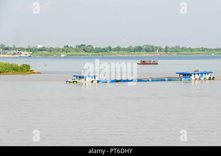 Phnom Penh, Kambodscha - April 9, 2018: Cargo Boot beim Transport von Kies auf dem Mekong Fluss in der Regel sehr tief im Wasser, bis zum Rand gefüllt, real Stockfoto