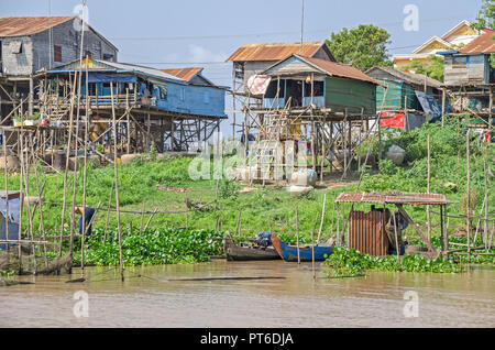 Siem Reap, Kambodscha - 11. April 2018: Gestelzt Dorf an den Ufern des Tonle Sap See, wo Häuser stehen auf hohen, dünnen Stelzen, die occupan halten Stockfoto