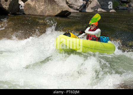 Ausführen von Jims Creek Stromschnellen auf der Idaho Selway River in einem aufblasbaren Kajak. Stockfoto