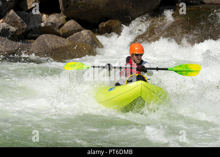 Ausführen von Jims Creek Stromschnellen auf der Idaho Selway River in einem aufblasbaren Kajak. Stockfoto