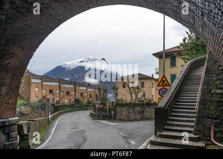 Italien, Varenna, Comer See, Berg unter einem Bogen gesehen Stockfoto