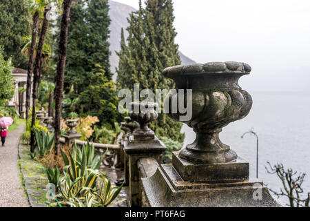 Italien, Varenna, Comer See, eine Vase auf einen Zaun Stockfoto