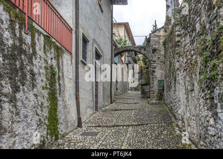 Italien, Varenna, Comer See, Treppe, die an der Wand von Gebäude Stockfoto