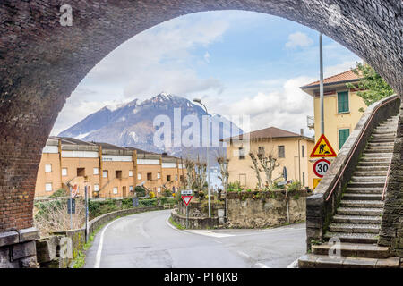 Italien, Varenna, Comer See, die schneebedeckten maountain unter einem Bogen gesehen Stockfoto