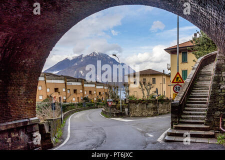 Italien, Varenna, Comer See, die schneebedeckten maountain unter einem Bogen gesehen Stockfoto