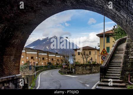 Italien, Varenna, Comer See, die schneebedeckten maountain unter einem Bogen gesehen Stockfoto