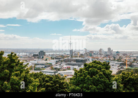 Auckland Blick vom Mt Eden mit einer Person zu Fuß auf dem Weg zur City, Neuseeland Stockfoto