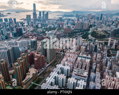 Ansicht von oben Luftbild von Flying drone eines HongKong Global City mit Entwicklung Gebäude, Transport, Energie und Infrastruktur. Finanzielle ein Stockfoto