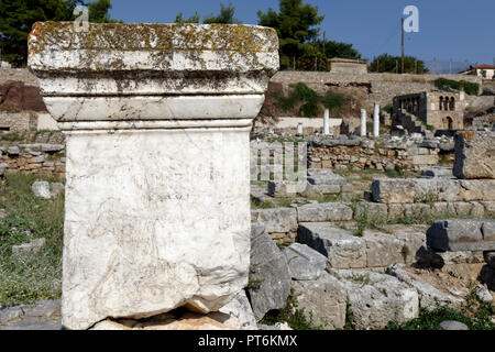 Marmorstatue Base mit der alten griechischen Text entlang der Straße oder Lechaion Weise beschriftet, das antike Korinth. Peloponnes. Griechenland. Die 12 Meter breite Marmor p Stockfoto