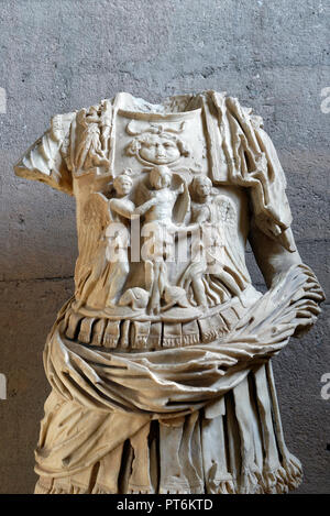 Statue der Mann in der Rüstung, von der Julian Basilika. 2. Archäologische Museum. Antike Korinth, Peloponnes, Griechenland. Stockfoto