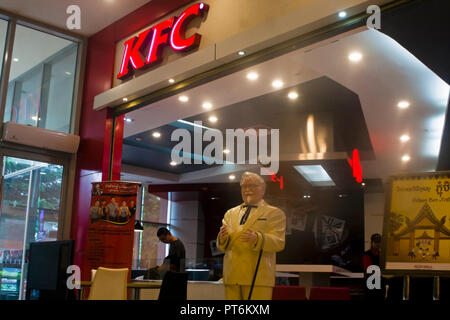 Ein Kentucky Fried Chicken fast food Restaurant ist Teil der neuen und modernen Eon Mall Shopping Komplex in Phnom Penh, Kambodscha. Stockfoto