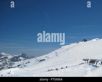 Touristen Snow Tubing auf dem Titlis, Schweiz Stockfoto