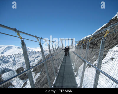 Touristen, die die Klippe SPAZIERGANG AUF DEM TITLIS, Schweiz Stockfoto