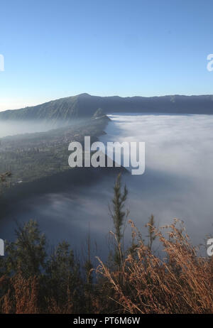 Ein Ziel für den Tourismus zu Indonesien. Sonnenaufgang am Cemoro Lawang Dorf auf dem Bromo Mount Bromo Tengger Semeru National Park, Ost Java, Indones Stockfoto