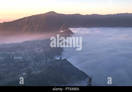 Ein Ziel für den Tourismus zu Indonesien. Sonnenaufgang am Cemoro Lawang Dorf auf dem Bromo Mount Bromo Tengger Semeru National Park, Ost Java, Indones Stockfoto