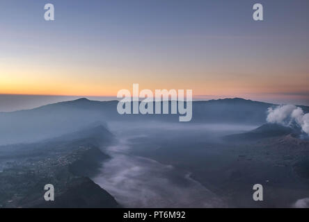 Ein Ziel für den Tourismus zu Indonesien. Sonnenaufgang am Cemoro Lawang Dorf auf dem Bromo Mount Bromo Tengger Semeru National Park, Ost Java, Indones Stockfoto